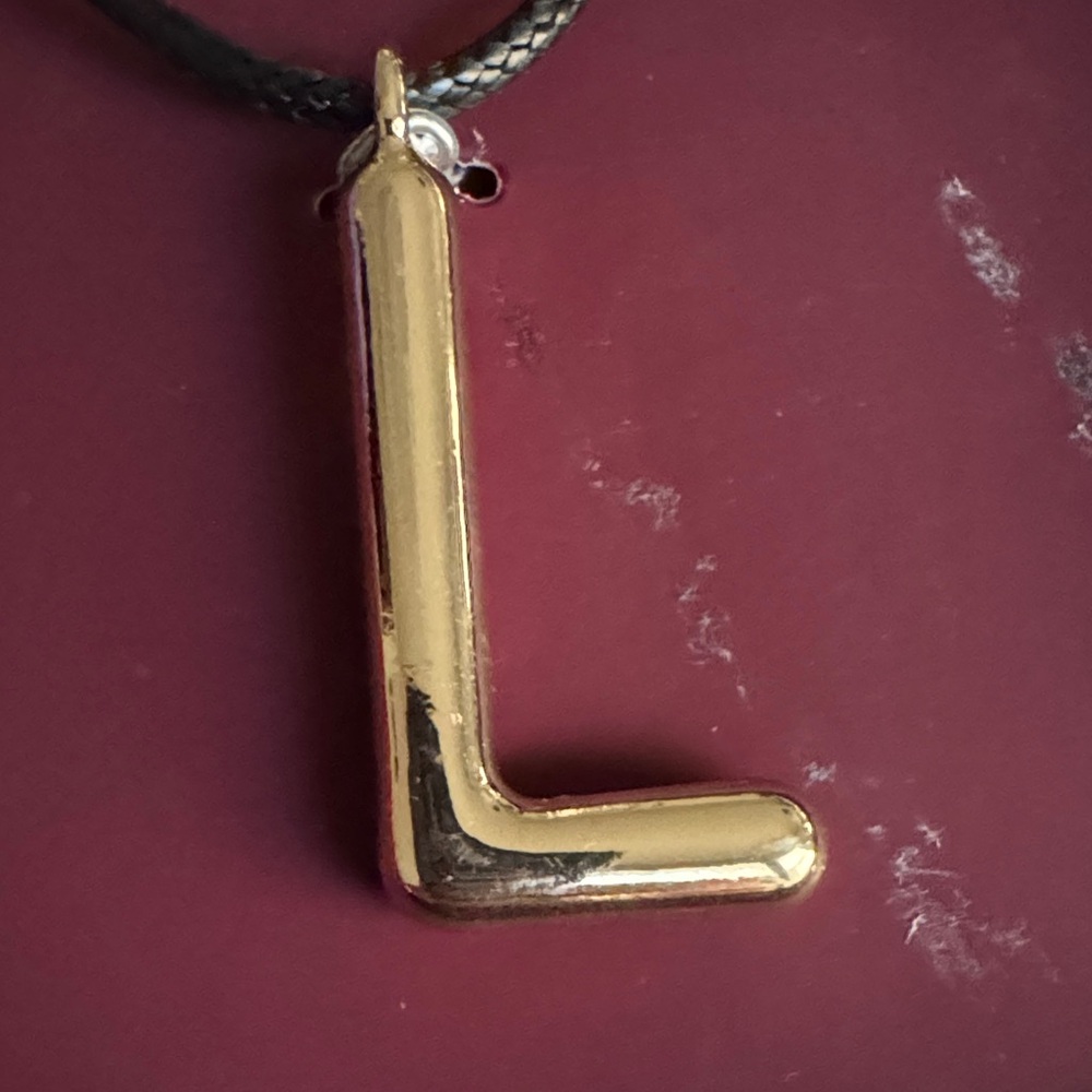 Steve Madden Gold 'L' Pendant Necklace - Picture 5 of 5